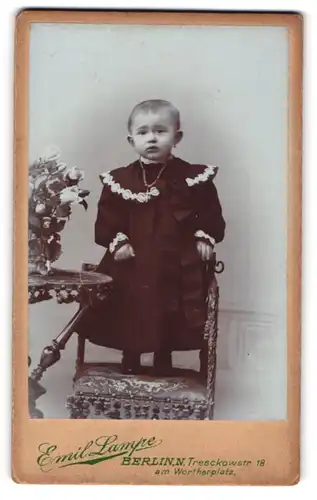 Fotografie Emil Lampe, Berlin-N., Tresckowstr. 18, Kleines Kind im hübschen Kleid