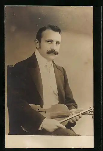 Foto-AK Geiger im edlen Anzug mit seiner Violine in der Hand