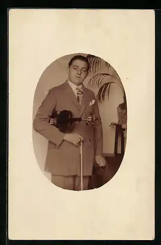 Foto-AK Heranwachsender Bursche im hochwertigen Anzug mit seiner Geige unter`m Arm