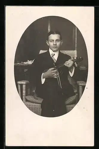 Foto-AK Junger Knirps im adretten Anzug mit seiner Geige in der Hand