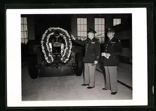 Foto-AK Österreichische Soldaten beim Einweihen eines neuen Geschützes