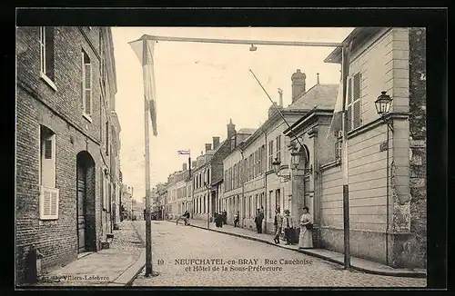 AK Neufchatel-en-Bray, Rue Cauehoise et Hotel de la Sous-Préfecture