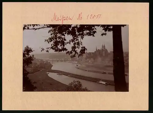 Fotografie Brück & Sohn Meissen, Ansicht Meissen i. Sa., Blick über den Winterhafen nach der Stadt mit Schleppkähnen