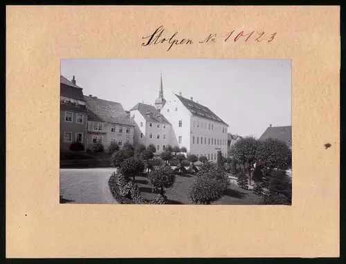 Fotografie Brück & Sohn Meissen, Ansicht Stolpen i. Sa., Strassenpartie am Amtsgericht mit Schuhlager Ehregott Sauer