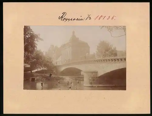 Fotografie Brück & Sohn Meissen, Ansicht Rosswein, Partie an der Muldenbrücke, Kinder spielen im Fluss