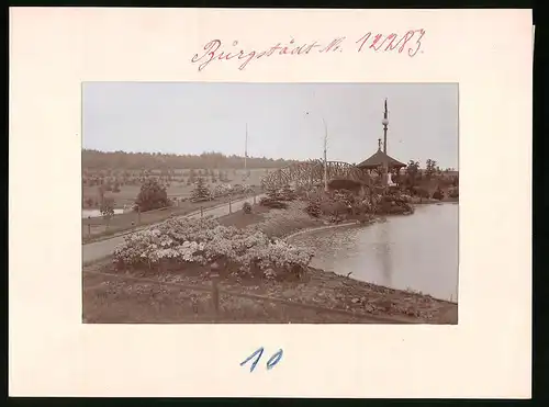 Fotografie Brück & Sohn Meissen, Ansicht Burgstädt, Holzbrücke mit Teich und Pavillon im Wettinhain