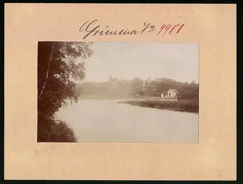 Fotografie Brück & Sohn Meissen, Ansicht Grimma i. Sa., Flusspartie mit Blick auf die Gattersburg