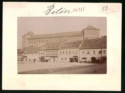 Fotografie Brück & Sohn Meissen, Ansicht Bilin, Marktplatz mit Hotel zum weissen Löwen, Gasthaus, Handlung F. Ullrich