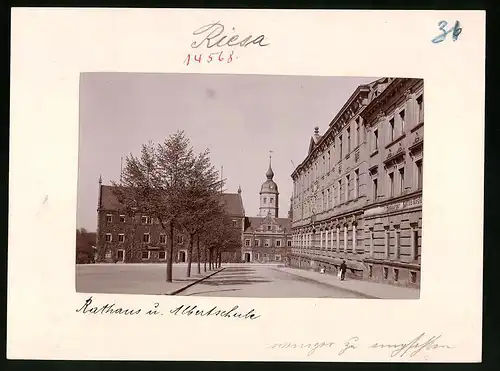 Fotografie Brück & Sohn Meissen, Ansicht Riesa a. Elbe, Partie am Rathaus und der Albertschule, Kaffeerösterei