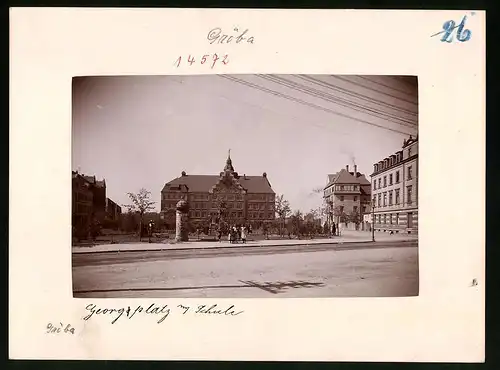 Fotografie Brück & Sohn Meissen, Ansicht Gröba-Riesa, Partie am Georgplatz mit Schule, Litfasssäule