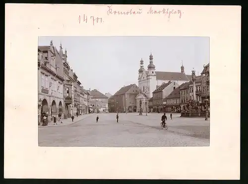 Fotografie Brück & Sohn Meissen, Ansicht Komotau, Marktplatz mit K.u.K. Infanterie Kaserne, Apotheke, Möbelwarenhaus