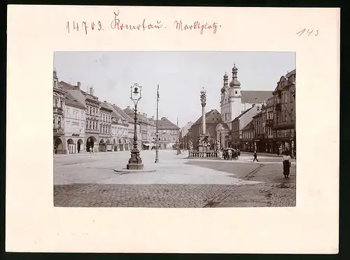 Fotografie Brück & Sohn Meissen, Ansicht Komotau, Marktplatz, Dreifaltigkeitssäule, Blick auf K.u.K. Infanterie Kaserne