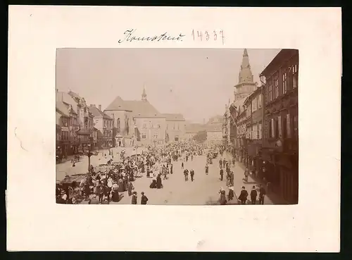 Fotografie Brück & Sohn Meissen, Ansicht Komotau, Marktplatz, Geschäft Eduard Riedel, Marktszene