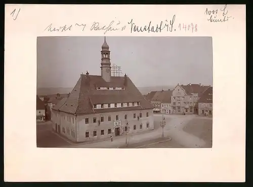 Fotografie Brück & Sohn Meissen, Ansicht Neustadt i. Sa., Blick auf den Markt Geschäften Emil Liebold, J. Missbach