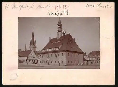 Fotografie Brück & Sohn Meissen, Ansicht Neustadt i. Sa, Marktplatz mit Rathaus und Kirche