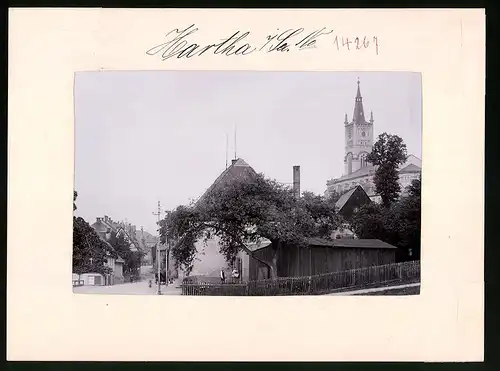 Fotografie Brück & Sohn Meissen, Ansicht Hartha i. Sa., Strassenpartie an der Kirche