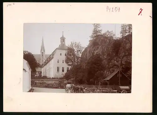 Fotografie Brück & Sohn Meissen, Ansicht Rechenberg i. Erzg., Partie an der Schule mit Kirche und Ruine