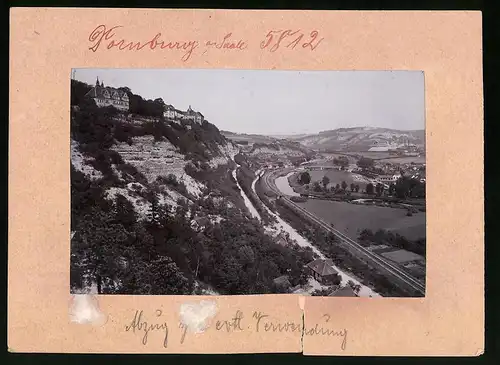 Fotografie Brück & Sohn Meissen, Ansicht Dornburg / Saale, Blick über den Ort mit Eisenbahnschienen