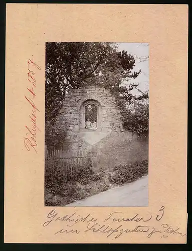 Fotografie Brück & Sohn Meissen, Ansicht Röhrsdorf, Gothisches Fenster der Ruine im Schlossgarten