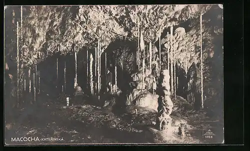 AK Macocha-Katerinská, Grotte mit Stalakmiten und Stalaktiten