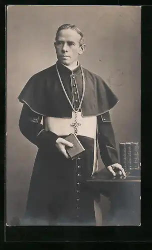 Foto-AK Geistlicher mit der Bibel