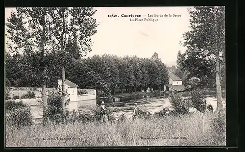AK Courteron, Les Bords de la Seine, La Place Publique
