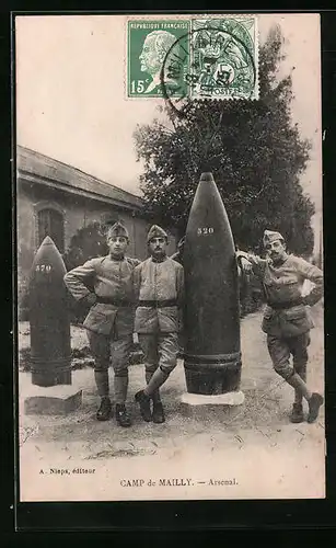 AK Camp-de-Mailly, Arsenal, Französische Soldaten neben schwerkalibrigen Geschossen