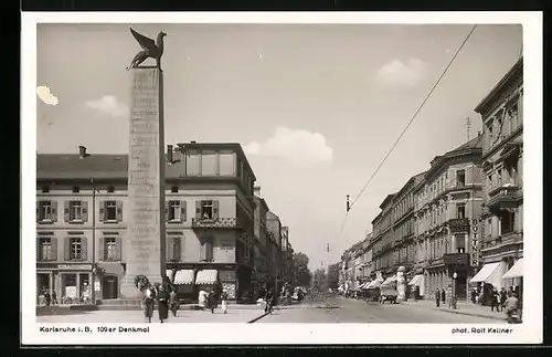 AK Karlsruhe i. B., 109er Denkmal mit Strassenpartie