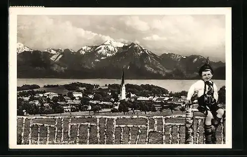 AK Prien /Chiemsee, Ortsansicht mit Alpen, Trachtenjunge