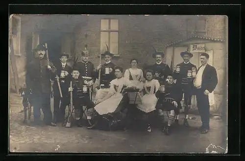 Foto-AK Bayrische Gruppe beim Bier, mit Jägern und Polizist