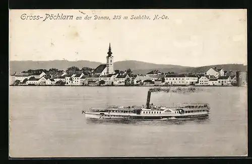 AK Gross-Pöchlarn, Gesamtansicht mit Kirchturm, Dampfer auf der Donau