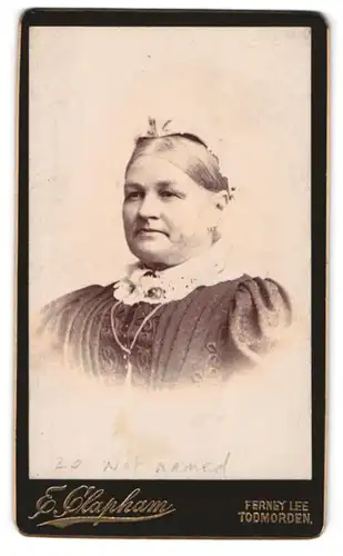 Fotografie E. Clapham, Todmorden, Ferney Lee, Ältere Dame mit Haube und Kragenbrosche