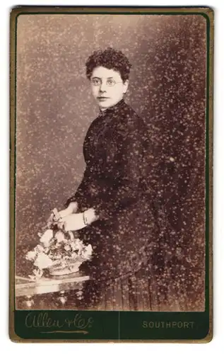 Fotografie Allen & Co., Southport, 179, Lord St., Junge Dame im Kleid mit Brille