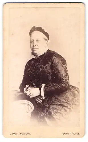 Fotografie L. Partington, Southport, Bath Street, Ältere Dame im Kleid mit Haube