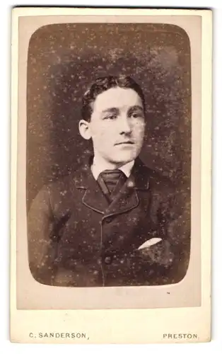 Fotografie C. Sanderson, Preston, 130 A, Church Street, Junger Herr im Anzug mit Krawatte