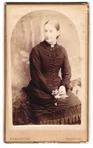 Fotografie Sanderson, Preston, 130 A, Church Street, Junge Dame im hübschen Kleid