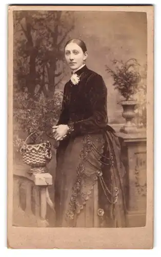 Fotografie Wm. Towert & Son, Edinburgh, 42, St. Patrick Square, Junge Dame in zeitgenössischer Kleidung