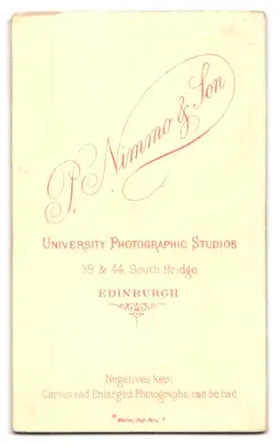 Fotografie P. Nimmo & Son, Edinburgh, 39 & 44, South Bridge, Junger Herr im Anzug mit Krawatte