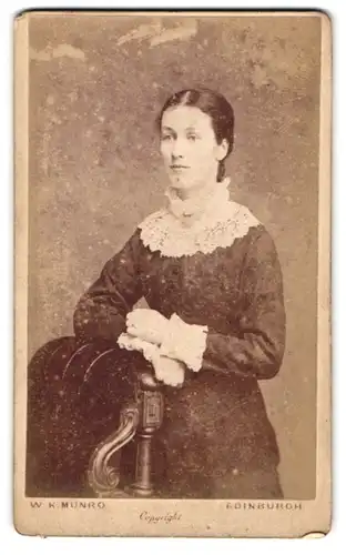 Fotografie W. K. Munro, Edinburgh, North Pitt Street, Junge Dame im Kleid mit Spitzenkragen