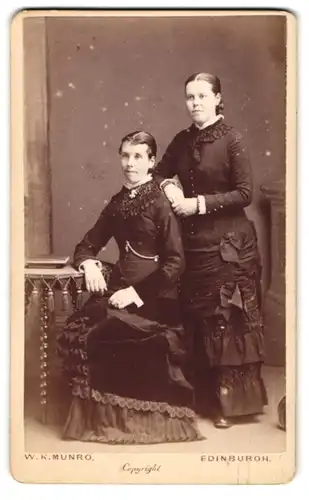 Fotografie W. K. Munro, Edinburgh, North Pitt Street, Zwei junge Damen in hübschen Kleidern