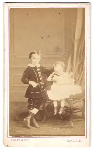 Fotografie Benjn. Scott & Son, Carlisle, Devonshire Street, Kinderpaar in hübscher Kleidung