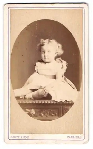 Fotografie Benjn. Scott & Son, Carlisle, Devonshire Street, Kleines Mädchen im Kleid
