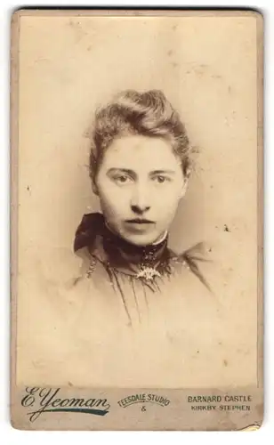 Fotografie E. Yeoman, Barnard Castle, Junge Dame mit zurückgebundenem Haar