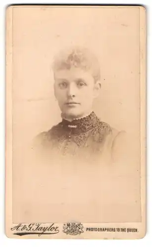 Fotografie A. & G. Taylor, Stockton-on-Tees, 106, High St., Junge Dame mit zurückgebundenem Haar
