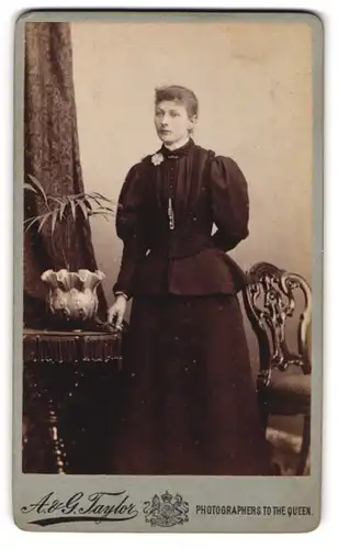 Fotografie A. & G. Taylor, Stockton-on-Tees, 106, High St., Junge Dame in modischer Kleidung