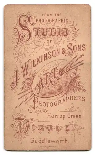 Fotografie J. Wilkinson & Sons, Diggle, Harrop Green, Junge Dame in modischer Kleidung