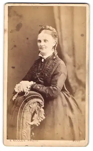 Fotografie Edmund Eccles, Bury, Broad Street, Ältere Dame im hübschen Kleid