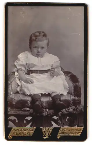 Fotografie Wilkinson, Burnley, Manchester Rd., Kleines Kind im weissen Kleid