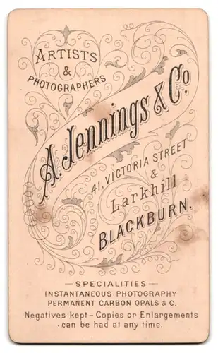 Fotografie A. Jennings & Co., Blackburn, 41, Victoria Street, Festlich gekleidete Dame mit Amulett und Album