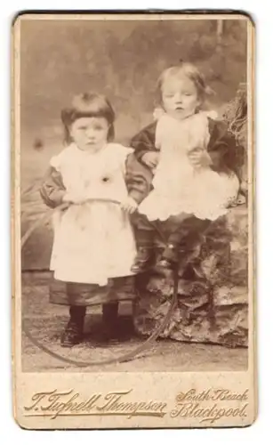 Fotografie T. Tufnell Thompson, Blackpool, Zwei kleine Mädchen in Kleidern mit Reifen